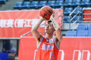 陈林坚完成山东男篮首秀 10投7中&amp;三分5中3 得到全场最高18分